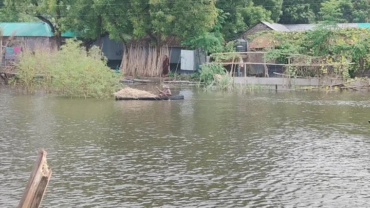 ‘বাড়ির চারপাশে পানি, বাইরে বের হওয়ার উপায় নেই’