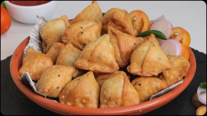 সিঙাড়া কি সত্যিই বাংলার খাবার, যে ইতিহাস অনেকেরই অজানা
