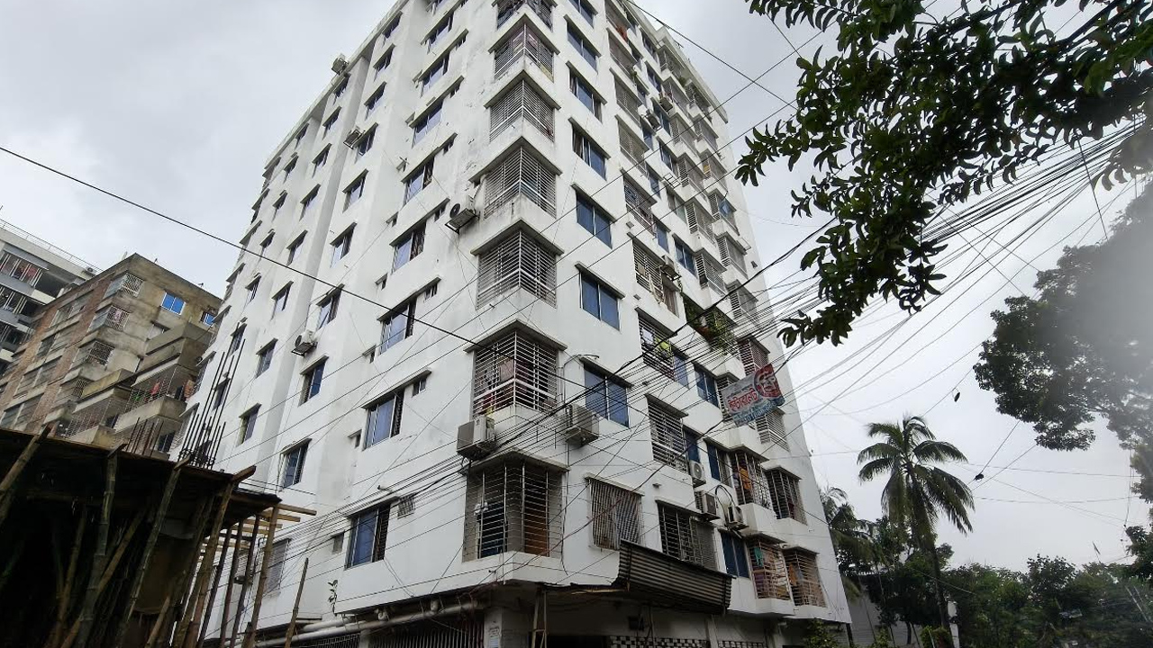 ফরিদপুর শহরের ডিআইবি বটতলা সংলগ্ন ১০ তলা বিশিষ্ট এই ভবনে জাহাঙ্গীরের ফ্ল্যাট রয়েছে। ছবি: এশিয়া পোস্ট