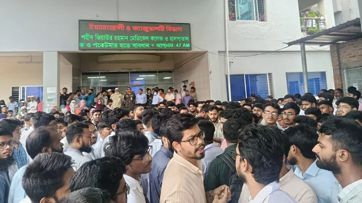 ইন্টার্ন চিকিৎসকদের বিক্ষোভ, শজিমেক হাসপাতালে বহির্বিভাগের চিকিৎসায় ব্যাঘাত