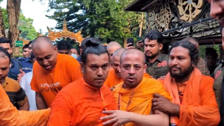 প্যারোলে মুক্তি পেয়ে মায়ের শেষকৃত্যে পুণ্ডরিক ধামে চিন্ময় দাস