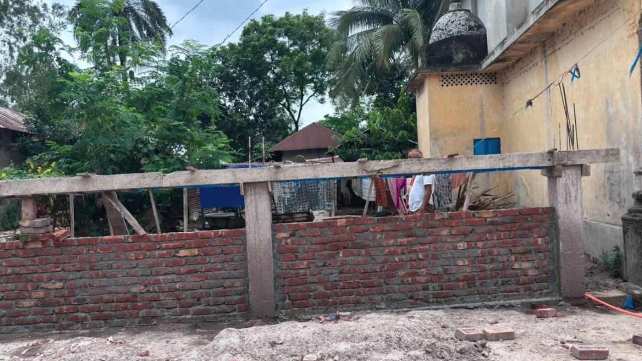 প্রাচীর নির্মাণে বন্ধ চলাচলের পথ, বিপাকে ৪০ পরিবার