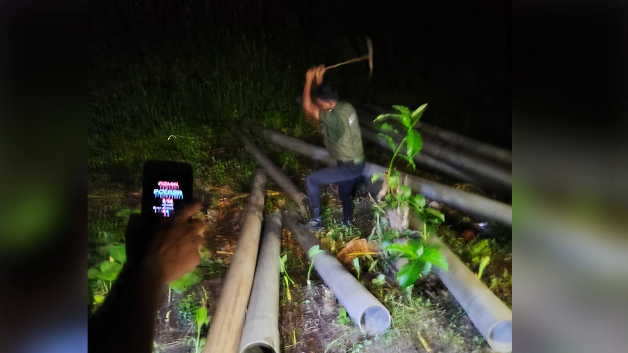 সিরাজদিখানে অবৈধ ড্রেজারের বিরুদ্ধে অভিযান