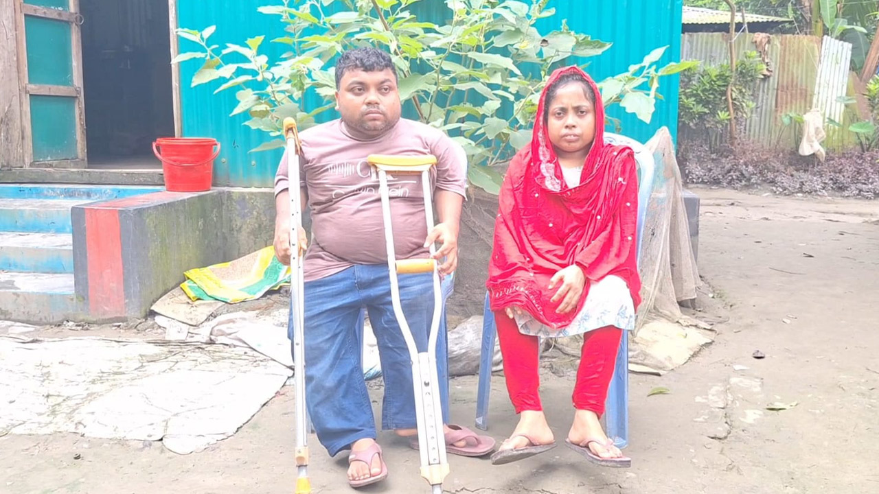 প্রতিবন্ধী দুই ভাই-বোন। ছবি: এশিয়া পোস্ট