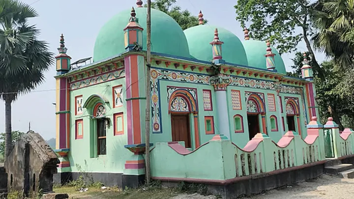 ভদ্রাবতীর তীরে তিন গম্বুজের মসজিদ, স্থাপত্যে মেলে অতীতের ছাপ