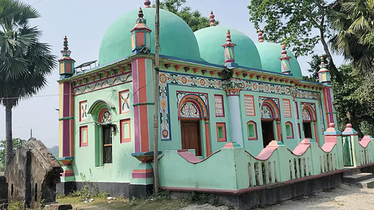 ভদ্রাবতীর তীরে তিন গম্বুজের মসজিদ, স্থাপত্যে মেলে অতীতের ছাপ