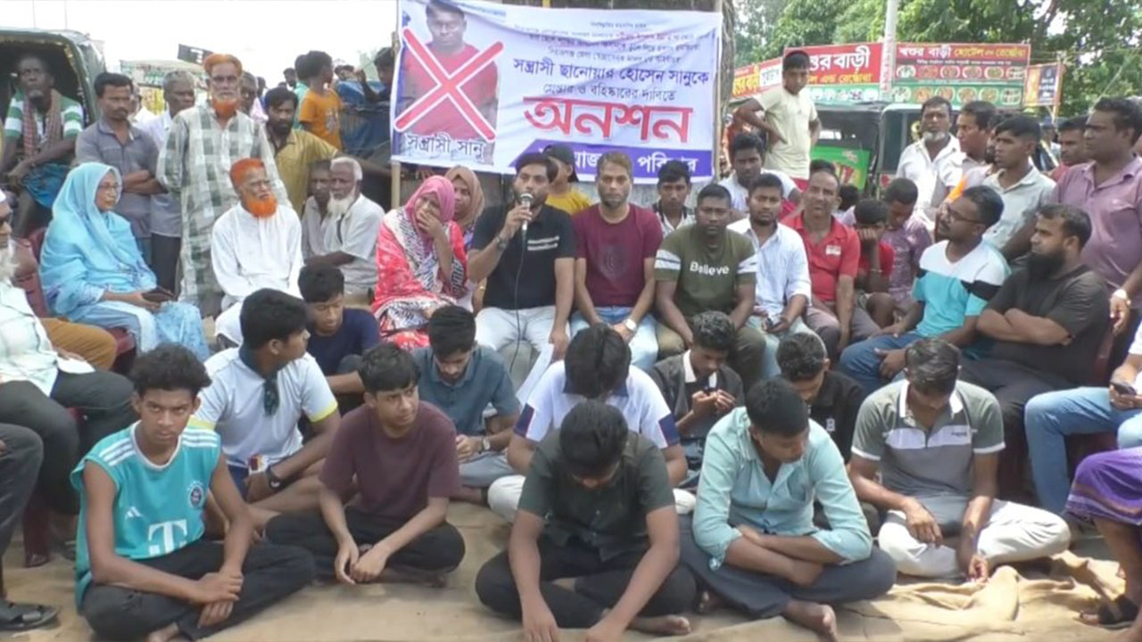 সাংবাদিককে হত্যার হুমকির অভিযোগ, স্বেচ্ছাসেবক দল নেতাকে গ্রেপ্তারের দাবিতে অনশন