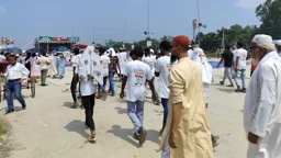 প্রখর রোদ উপেক্ষা করে সিরাজগঞ্জে ১১ দলের সভাস্থলে নেতাকর্মীরা