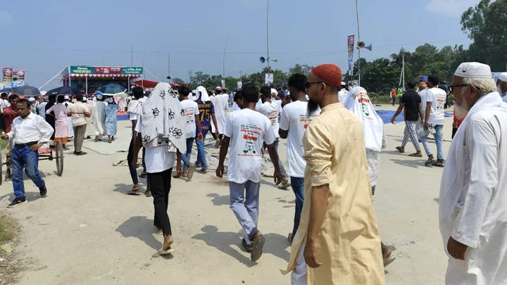 প্রখর রোদ উপেক্ষা করে সিরাজগঞ্জে ১১ দলের সভাস্থলে নেতাকর্মীরা