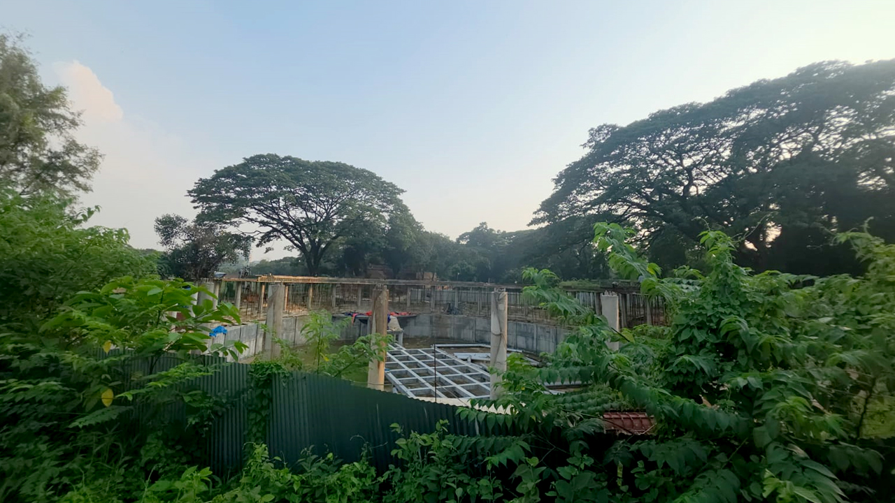 আটকে আছে রাজধানীর শাহবাগের শহীদ জিয়া শিশু পার্কের উন্নয়নকাজ। ছবি: এশিয়া পোস্ট