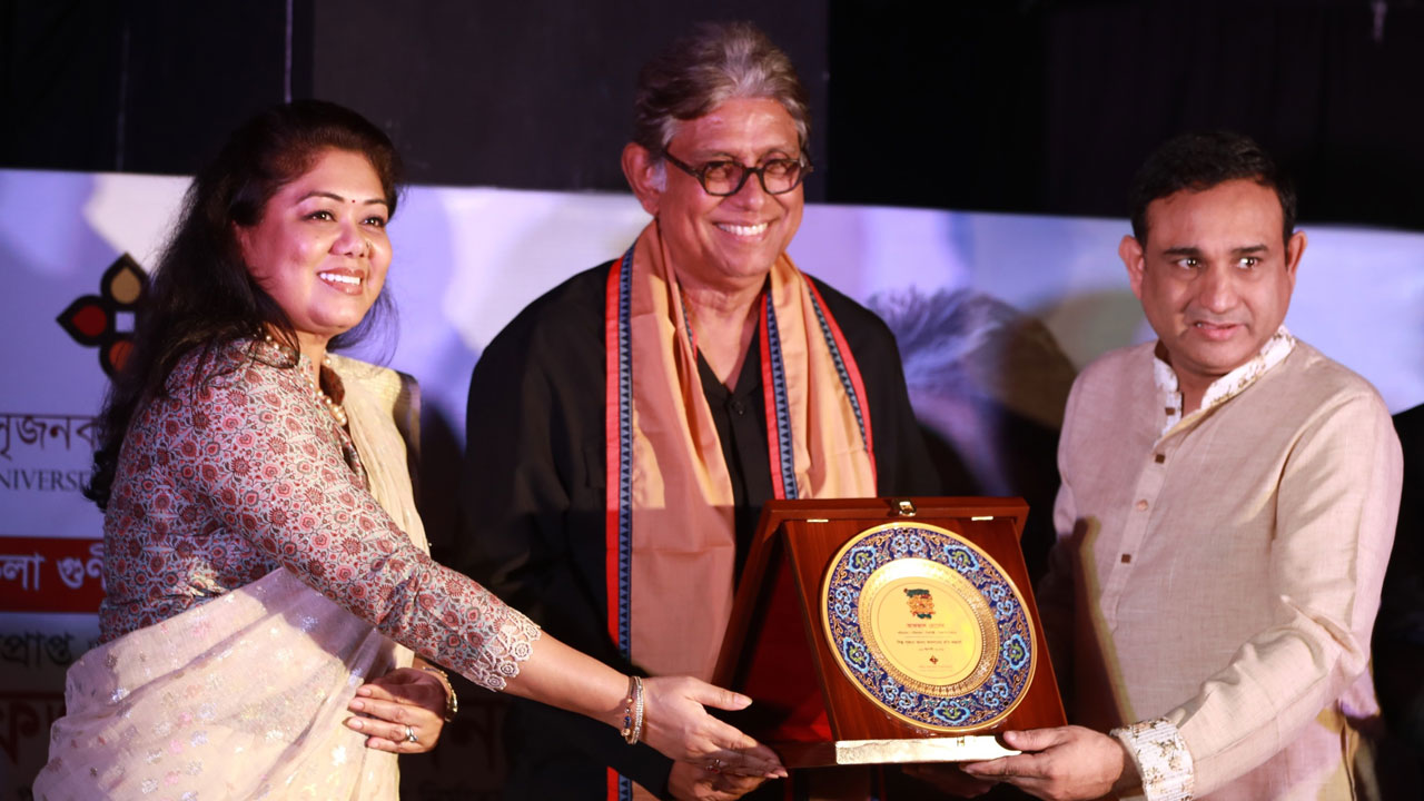 আফজাল হোসেনকে রবীন্দ্র সৃজনকলা বিশ্ববিদ্যালয়ের ‘সৃজনকলা গুণীজন সম্মাননা’ প্রদান