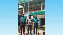 নিরাপত্তাকর্মীকে গলায় ছুরি ঠেকিয়ে হত্যার হুমকি, গ্রেপ্তার ১