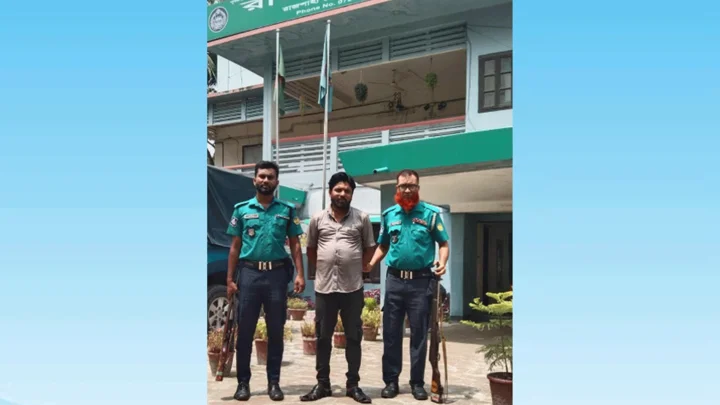 নিরাপত্তাকর্মীকে গলায় ছুরি ঠেকিয়ে হত্যার হুমকি, গ্রেপ্তার ১