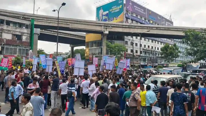 স্লিপার বাসের বৈধতার দাবিতে মালিকদের বনানী সড়ক অবরোধ