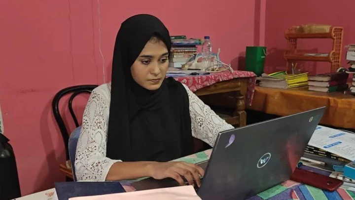 উচ্চারণের সমস্যা জয় করে মিমিক্রিতে তাক লাগালেন আয়েশা