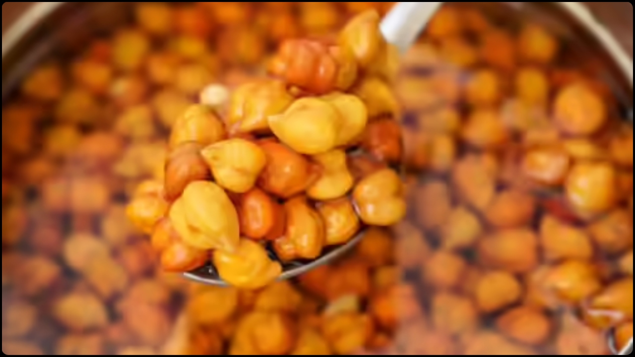 রাতে ভিজিয়ে রাখা ছোলা সকালে খেলে কী হয়