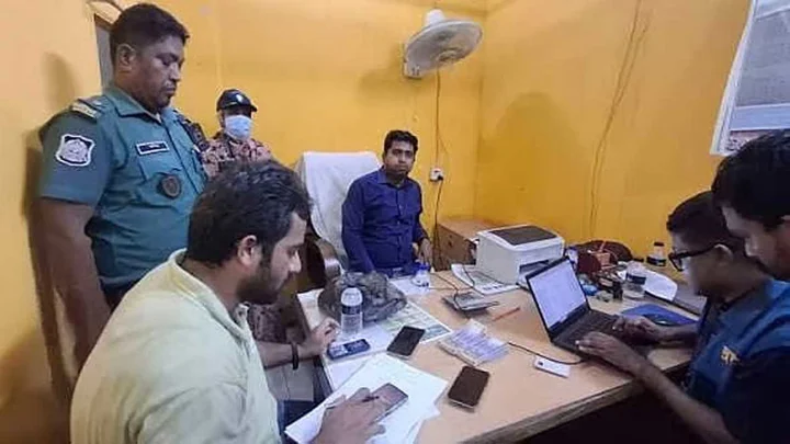 ঘুষের টাকা নেওয়ার সময় হাতেনাতে আটক সাবরেজিস্ট্রার