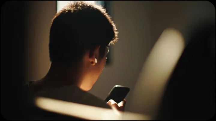 অনলাইনে বন্ধুর মেসেজের উত্তর পেতে দেরি হলে অস্থির হন, কী বলছে মনোবিজ্ঞান