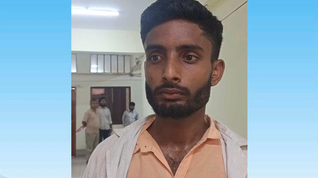 খুমেক হাসপাতালে অ্যাপ্রোন পরা যুবক আটক