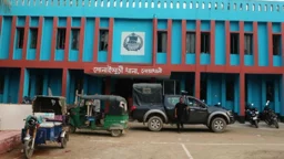 হেলমেট পরে এসে চায়ের দোকানে বসে থাকা বৃদ্ধকে গুলি
