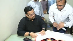 ভূমি অফিসে গিয়ে প্রতিমন্ত্রী দেখলেন, অনুপস্থিতদেরও হাজিরা খাতায় সাক্ষর