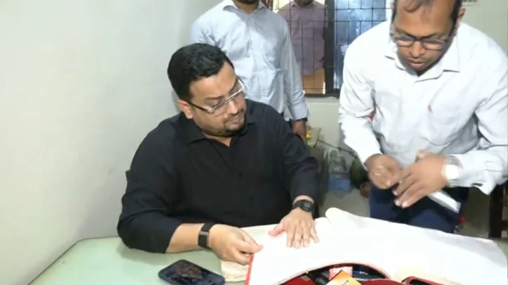 ভূমি অফিসে গিয়ে প্রতিমন্ত্রী দেখলেন, অনুপস্থিতদেরও হাজিরা খাতায় সাক্ষর