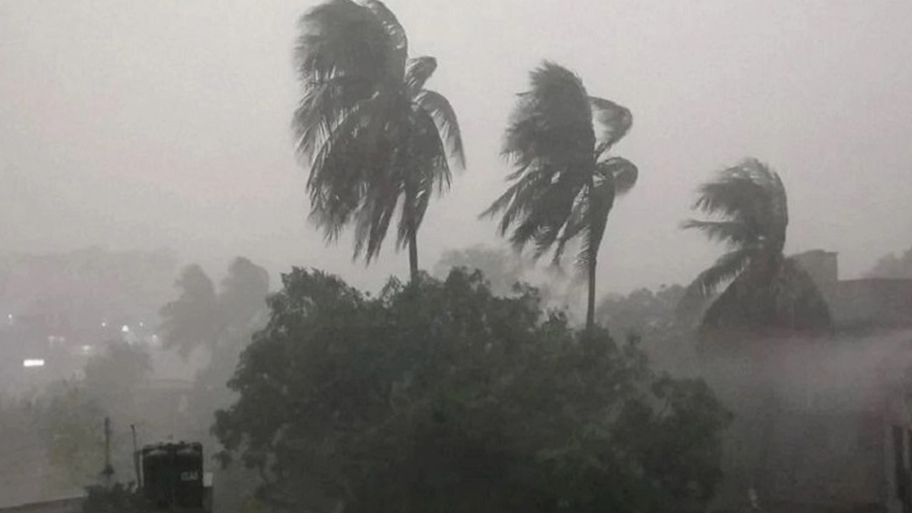 দেশের ৮ জেলায় রাতে ঝড় ও বজ্রবৃষ্টির শঙ্কা