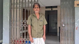 ৩৬ বছর লাশ কাটা সুধীরের আক্ষেপ: ‘দোকানে চা খেতে গেলেও মানুষ উঠে যায়’