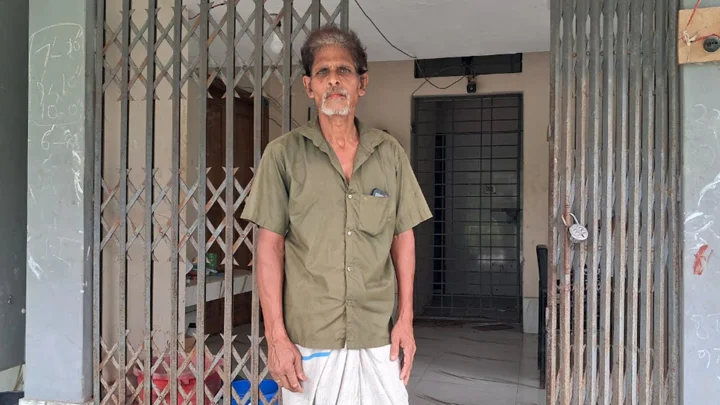 ৩৬ বছর লাশ কাটা সুধীরের আক্ষেপ: ‘দোকানে চা খেতে গেলেও মানুষ উঠে যায়’