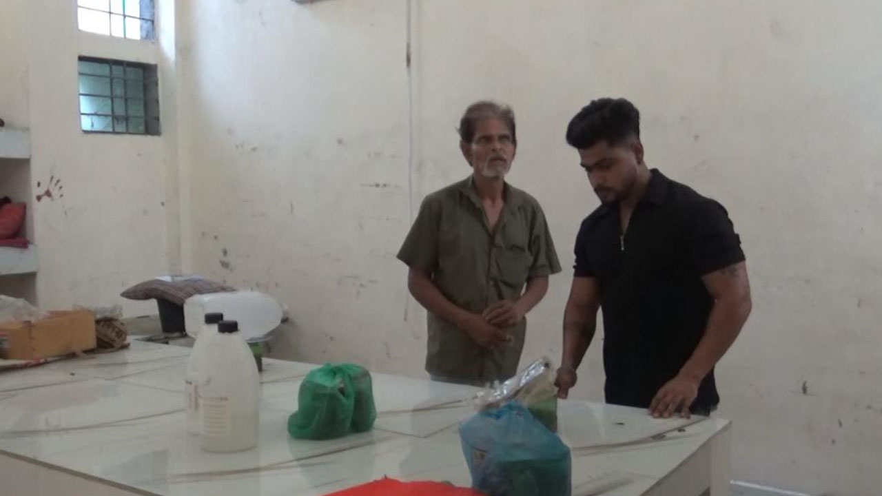 মর্গে সুধীরের সঙ্গে কাজ করছে তার ছেলে। ছবি: এশিয়া পোস্ট