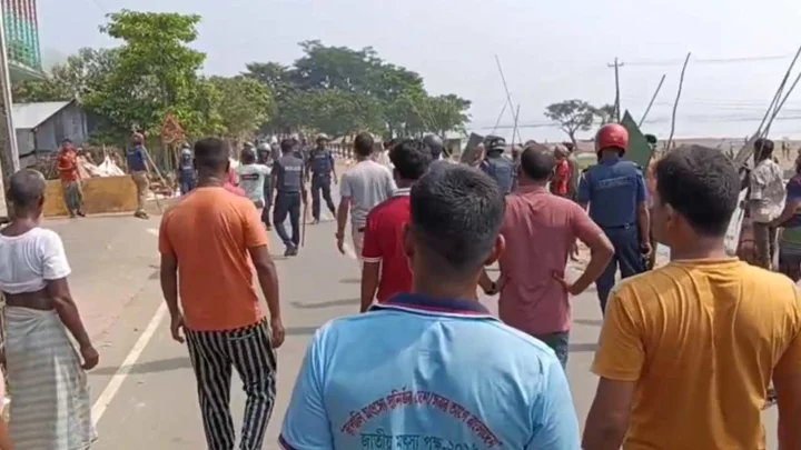 রাতে মসজিদের মাইকে ঘোষণা, দুপুরে সংঘর্ষে জড়াল পাঁচ গ্রাম