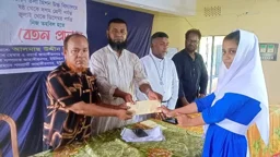 ৩০ শিক্ষার্থীর ৬ মাসের বেতন দিলেন ইউপি সদস্য