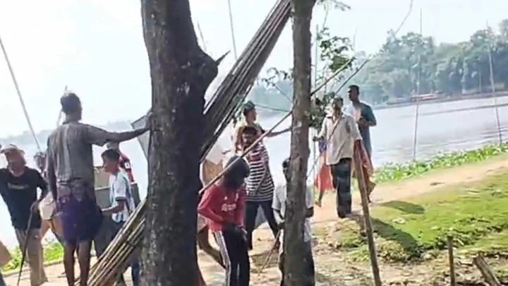 আগ্নেয়াস্ত্র হাতে দুই যুবকের মহড়া, ফাঁকা গুলি ছোড়ার অভিযোগ