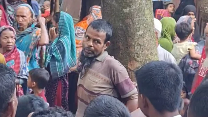 মাকে দা দিয়ে কুপিয়ে হত্যার পর পালাচ্ছিলেন ছেলে