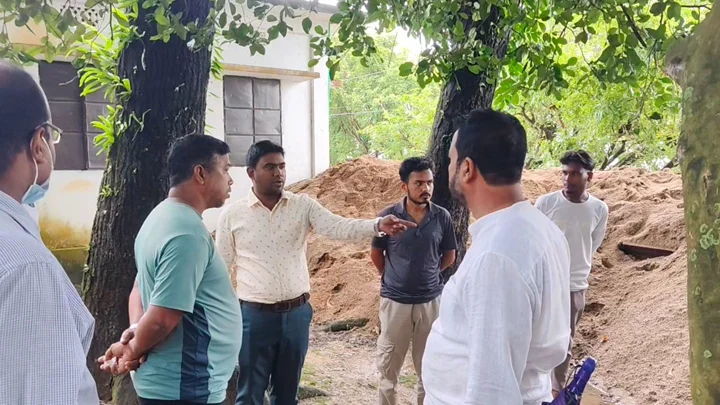 ইউএনও অফিসের সামনেই লুটের বালু মজুত