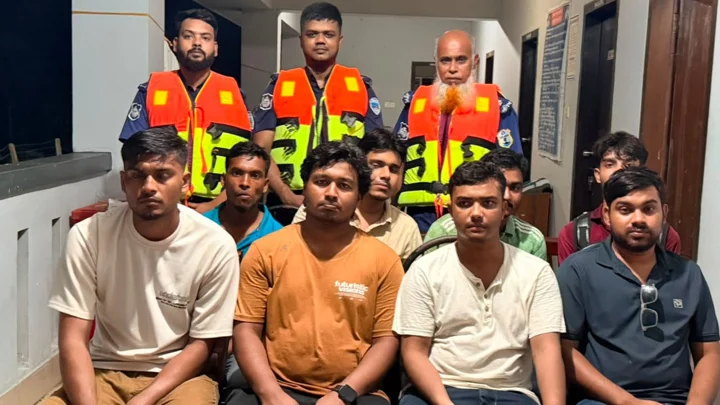 তিনজন ছিলেন নৌকা ধরে, ছয়জন গাছের ডাল আঁকড়ে