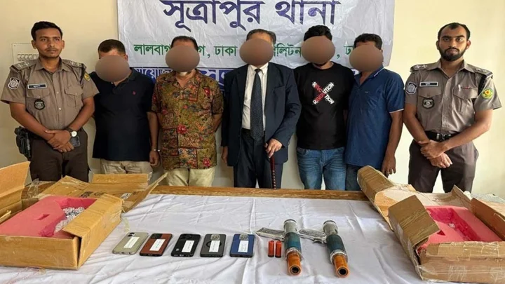 দোকানে অস্ত্র রেখে ব্যবসায়ীকে ফাঁসানোর চেষ্টা, গ্রেপ্তার ৫