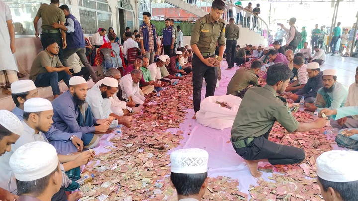চতুর্থ দফায় শাহজালাল মাজারের দানবাক্সের টাকা গণনা চলছে