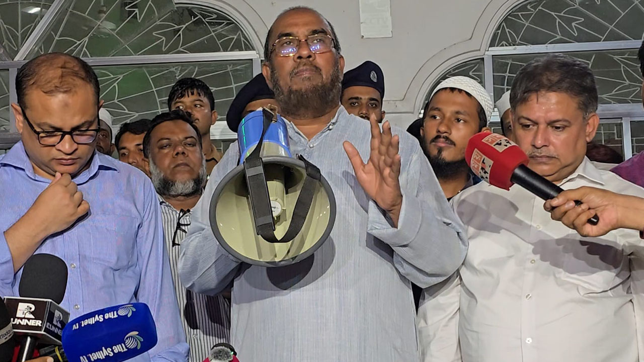 দানের টাকার হিসাব তুলে ধরছেন সিলেট সিটি করপোরেশনের প্রশাসক ও মাজারের আর্থিক ব্যবস্থাপনা কমিটির সদস্য আব্দুল কাইয়ুম চৌধুরী। ছবি : এশিয়া পোস্ট