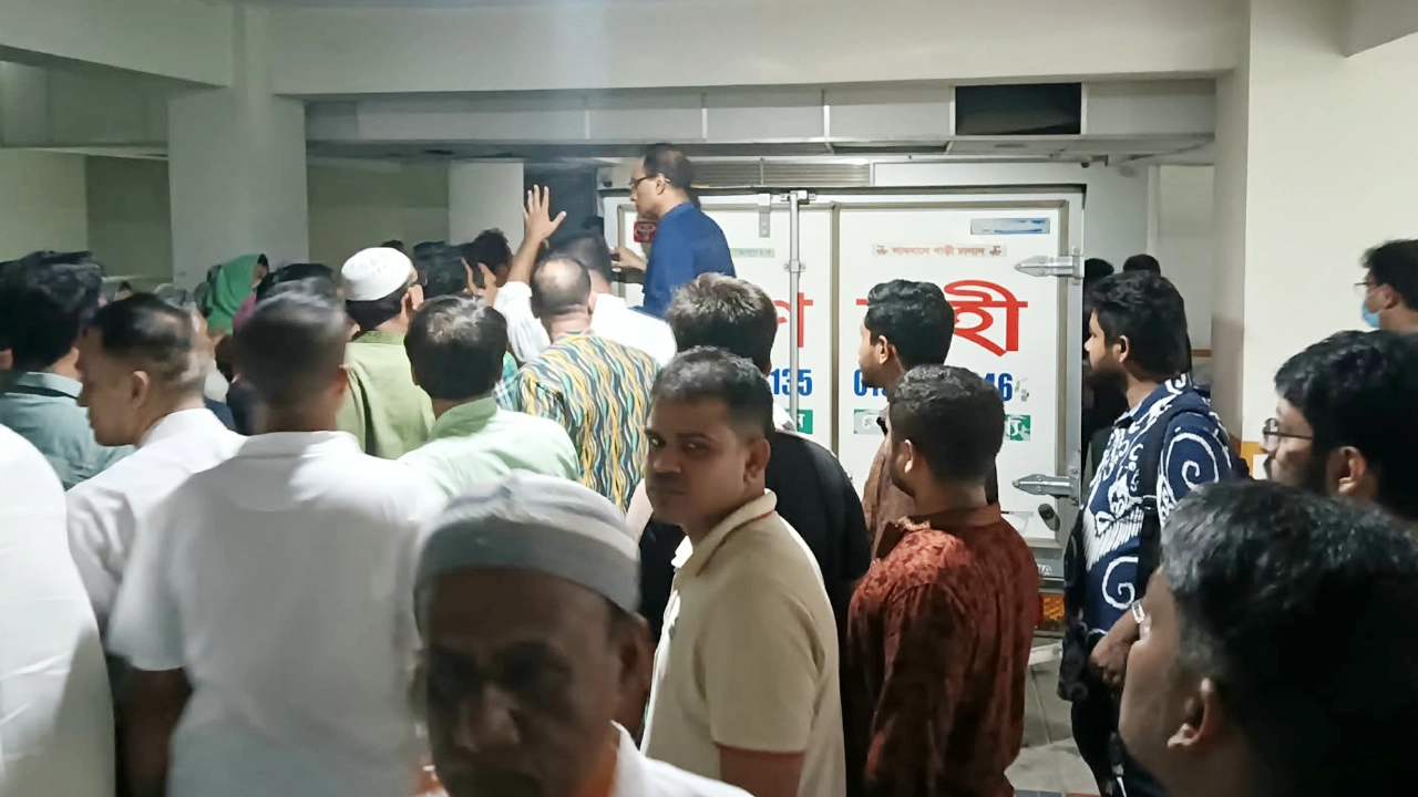 সাংবাদিকদের সঙ্গে কথা বলেন তাহফিস সৌরির বাবা এনায়েতুল করীম। ছবি : এশিয়া পোস্ট