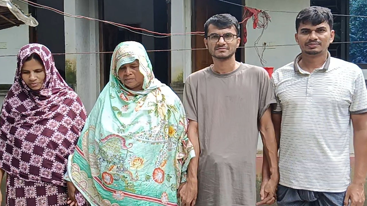 পরিবারের সঙ্গে এস এম তাইজুল ইসলাম। ছবি : এশিয়া পোস্ট