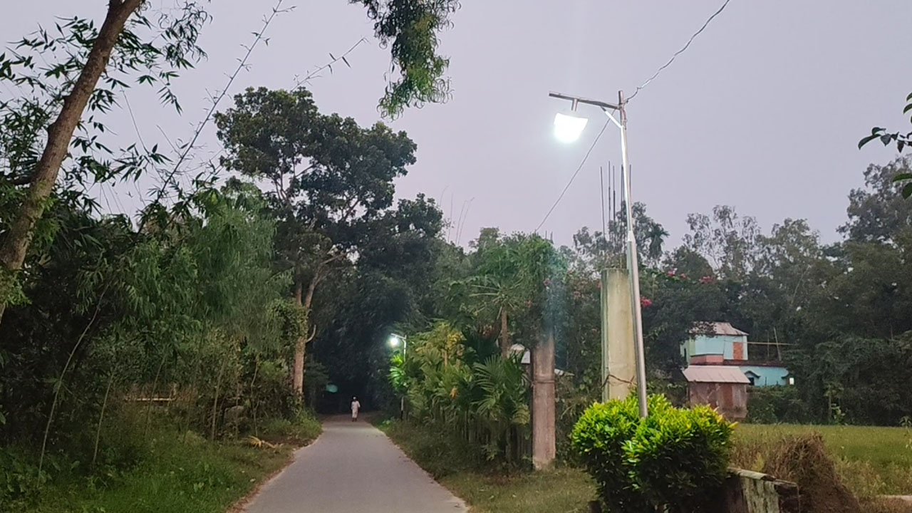 করটিয়া সুন্দরী খালের পাশ দিয়ে যাওয়া সড়কসহ সোনালিয়া কবরস্থান পর্যন্ত রাস্তায় বাতি স্থাপন করা হয়েছে। ছবি : এশিয়া পোস্ট