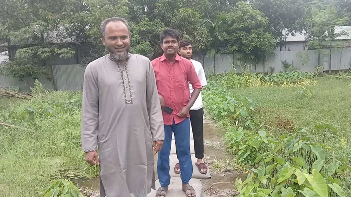 পোল্যান্ডে ছিলেন ১৭ বছর, দেশে ফিরে বদলে দিচ্ছেন নিজের গ্রাম