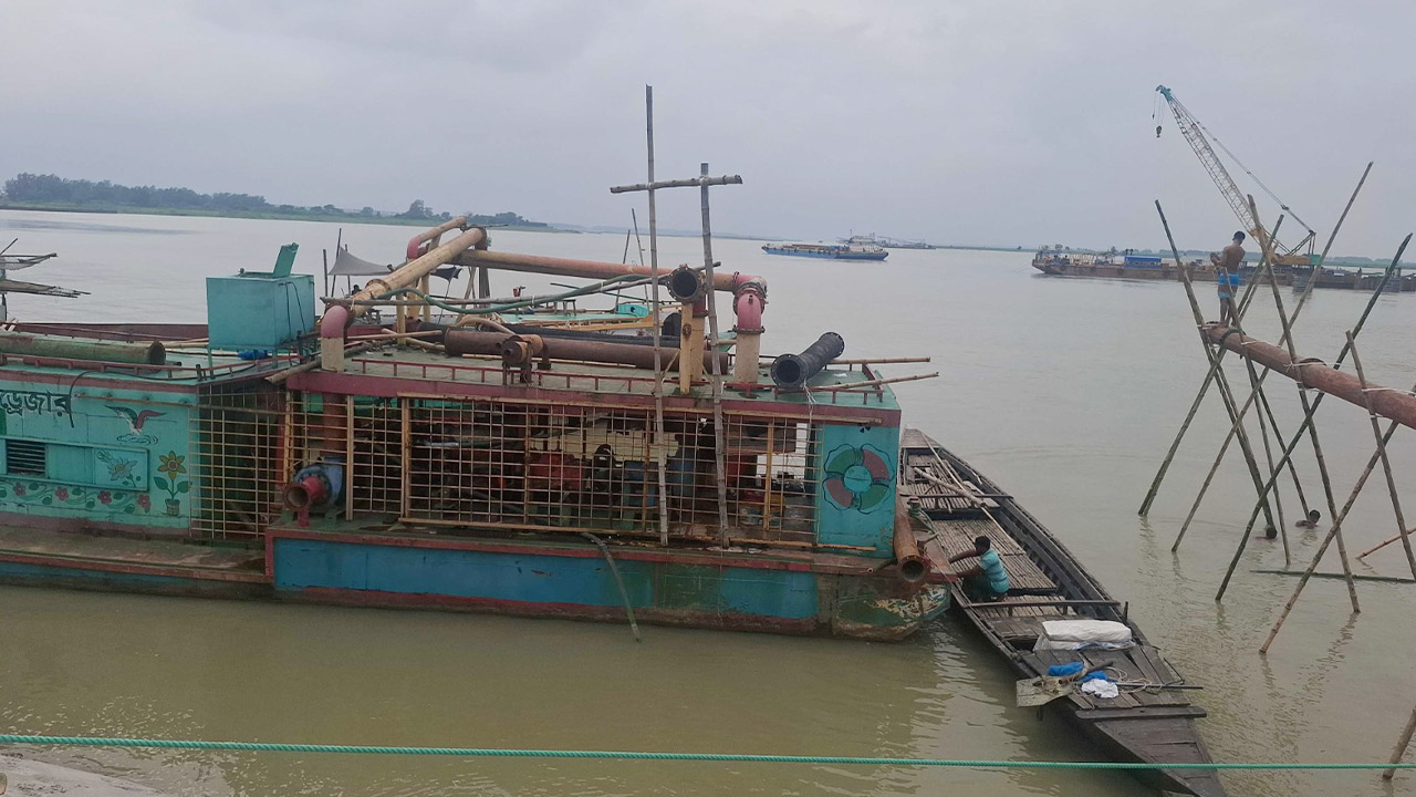 যমুনা নদী থেকে ড্রেজার দিয়ে বালু তোলা হয়। ছবি: এশিয়া পোস্ট