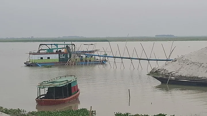 অবৈধভাবে বালু তুলে ঠিকাদার বললেন ‘সব ম্যানেজ করেই চালাচ্ছি’