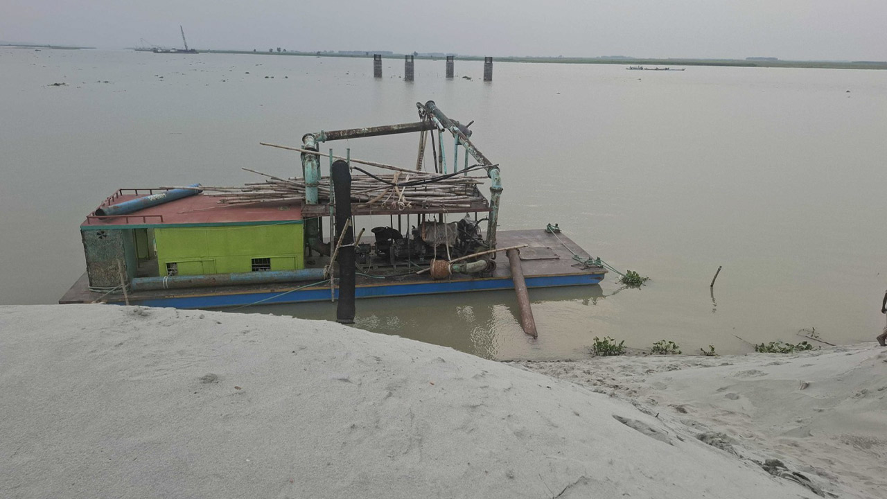 ড্রেজার দিয়ে বালু তোলা হয়। ছবি: এশিয়া পোস্ট