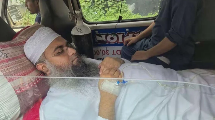 অ্যাম্বুলেন্সে করে আদালতে এনসিপির সাবেক নেতা তানভীর