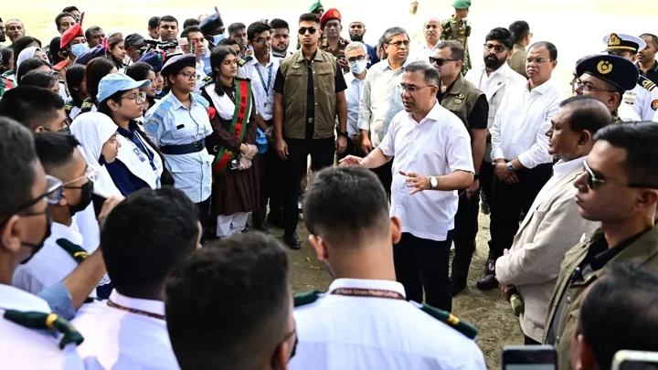 রাজধানীর একটি হাসপাতাল ও দুই শিক্ষাপ্রতিষ্ঠান আকস্মিক পরিদর্শনে প্রধানমন্ত্রী 