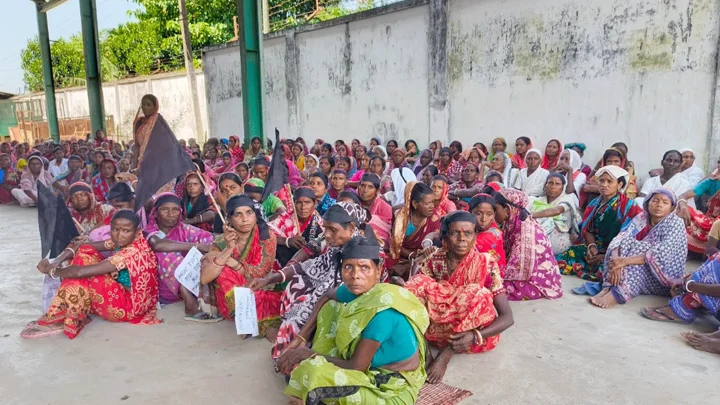 দুর্গাপূজার বোনাস দাবিতে চা শ্রমিকদের আন্দোলন