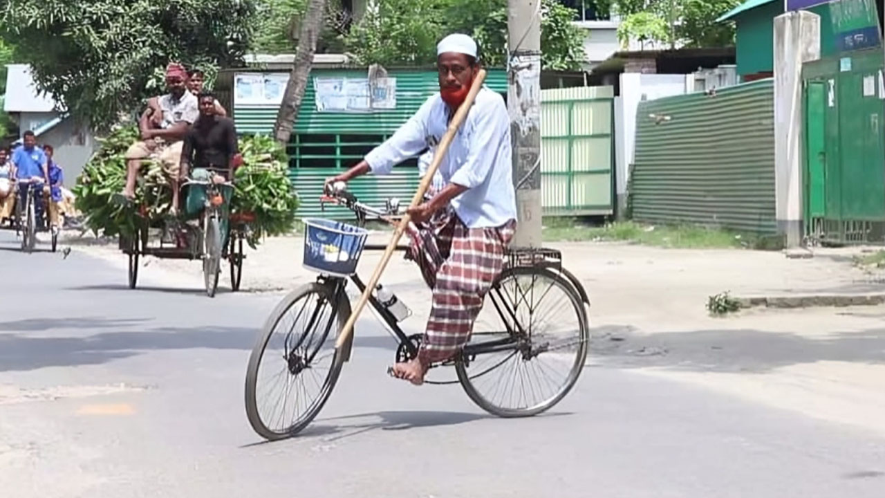এক পায়ে সাইকেল চালিয়ে ৪৫ বছর ধরে শিক্ষকতা